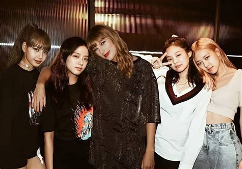Başarılı Şarkıcı Taylor Swift Blackpink Üyesi Lisa ile Singapur Konserinde Bir Araya Geldi